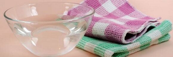 Befeuchtetes Handtuch zur Kompresse bei zervikaler Osteochondrose